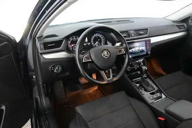Harmaa Farmari, Skoda Superb – RTH-617