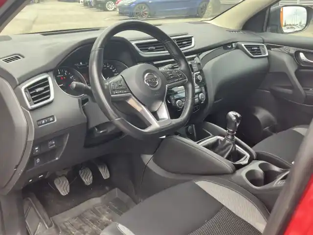 Punainen Maastoauto, Nissan Qashqai – RTJ-197