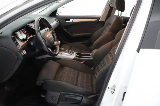 Valkoinen Sedan, Audi A4 – RTL-427