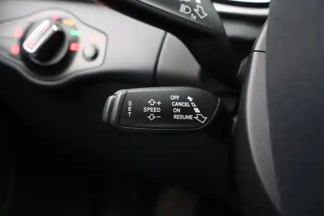 Valkoinen Sedan, Audi A4 – RTL-427