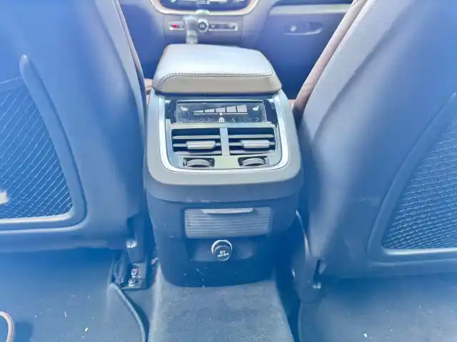 Valkoinen Maastoauto, Volvo XC60 – RTL-483