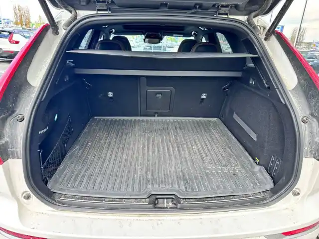 Valkoinen Maastoauto, Volvo XC60 – RTL-483