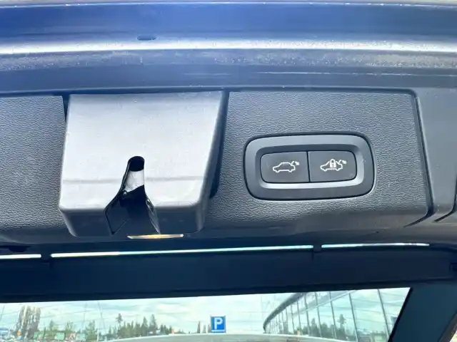 Valkoinen Maastoauto, Volvo XC60 – RTL-483