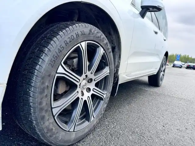 Valkoinen Maastoauto, Volvo XC60 – RTL-483