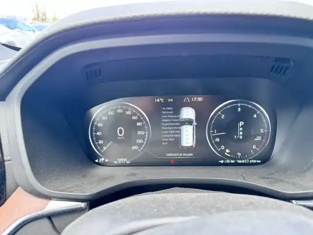 Valkoinen Maastoauto, Volvo XC60 – RTL-483