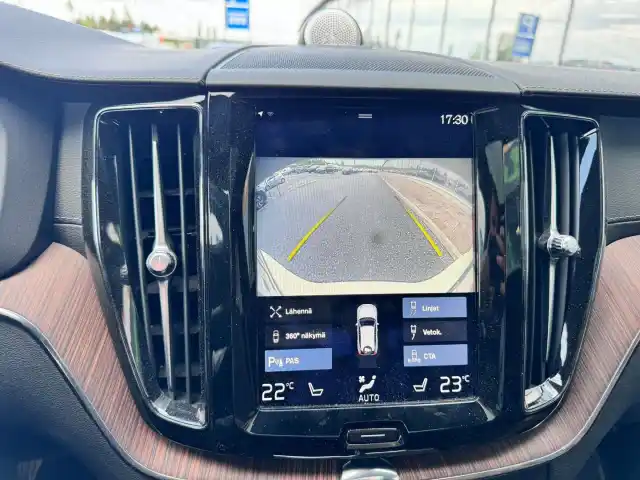 Valkoinen Maastoauto, Volvo XC60 – RTL-483