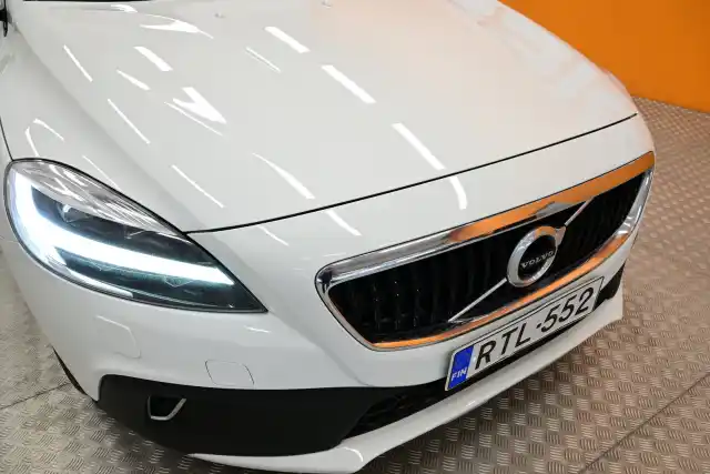 Valkoinen Viistoperä, Volvo V40 Cross Country – RTL-552