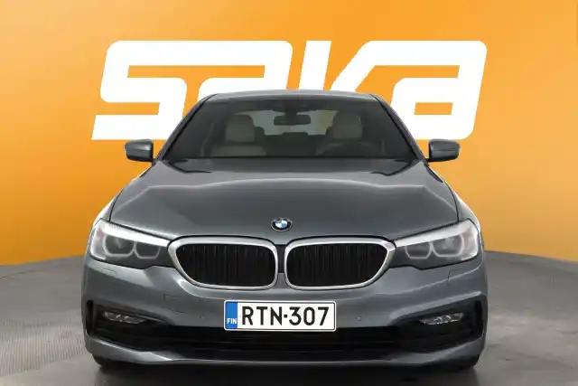 Harmaa Sedan, BMW 530 – RTN-307