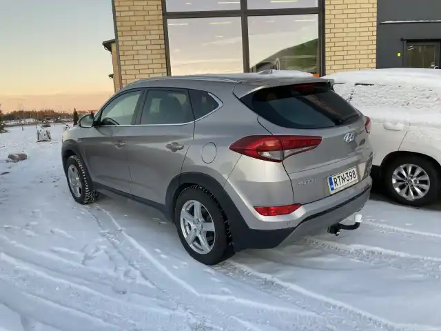 Ruskea Maastoauto, Hyundai Tucson – RTN-398