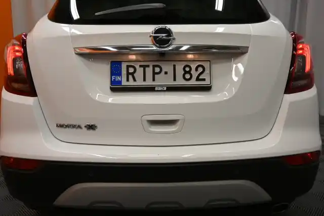 Valkoinen Maastoauto, Opel Mokka – RTP-182