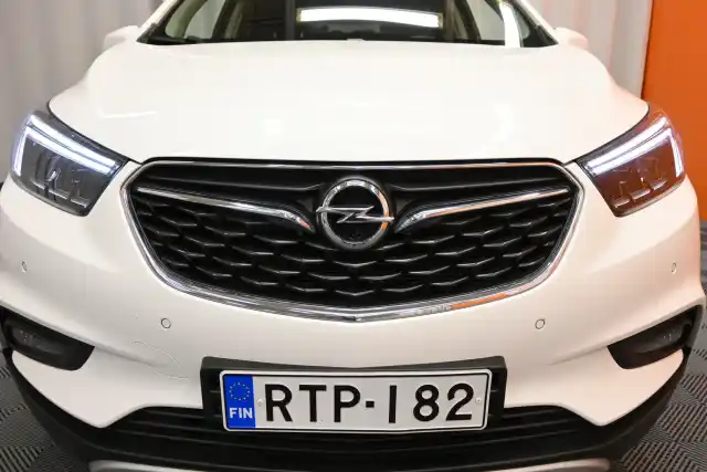 Valkoinen Maastoauto, Opel Mokka – RTP-182