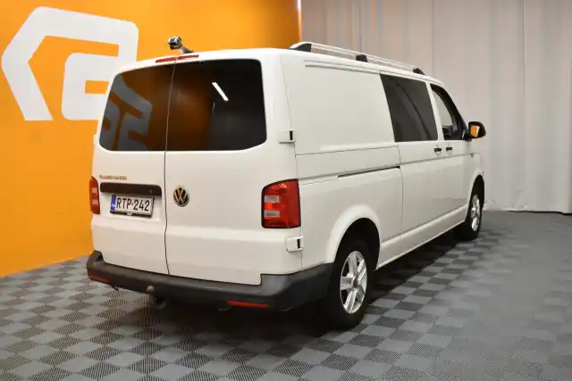 Valkoinen Pakettiauto, Volkswagen Transporter – RTP-242