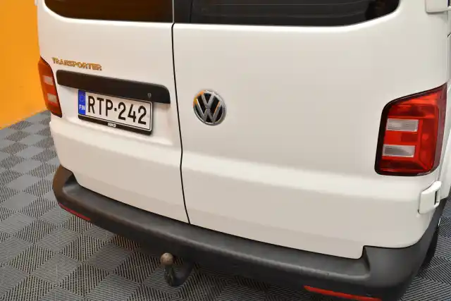 Valkoinen Pakettiauto, Volkswagen Transporter – RTP-242