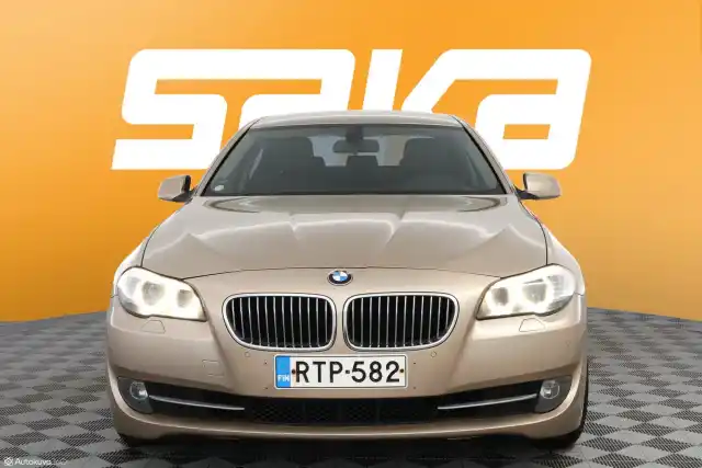 Beige Sedan, BMW 523 – RTP-582