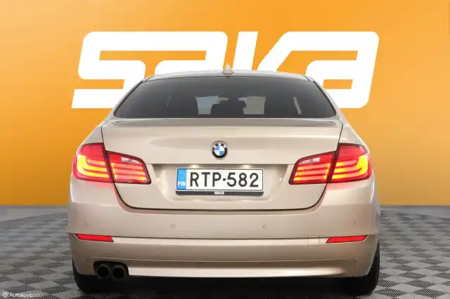 Beige Sedan, BMW 523 – RTP-582