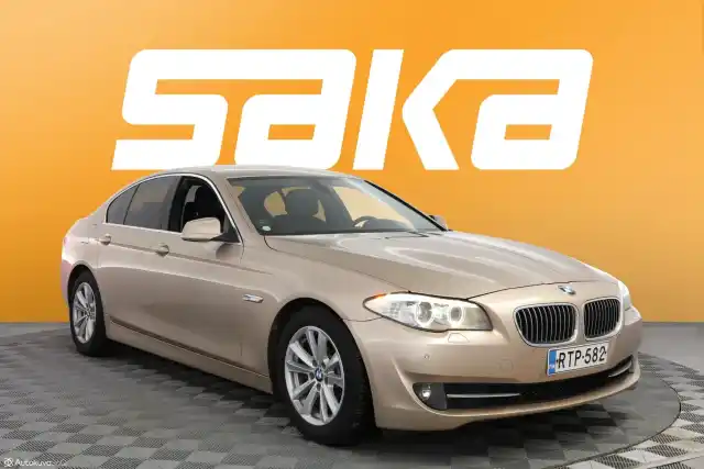 Beige Sedan, BMW 523 – RTP-582