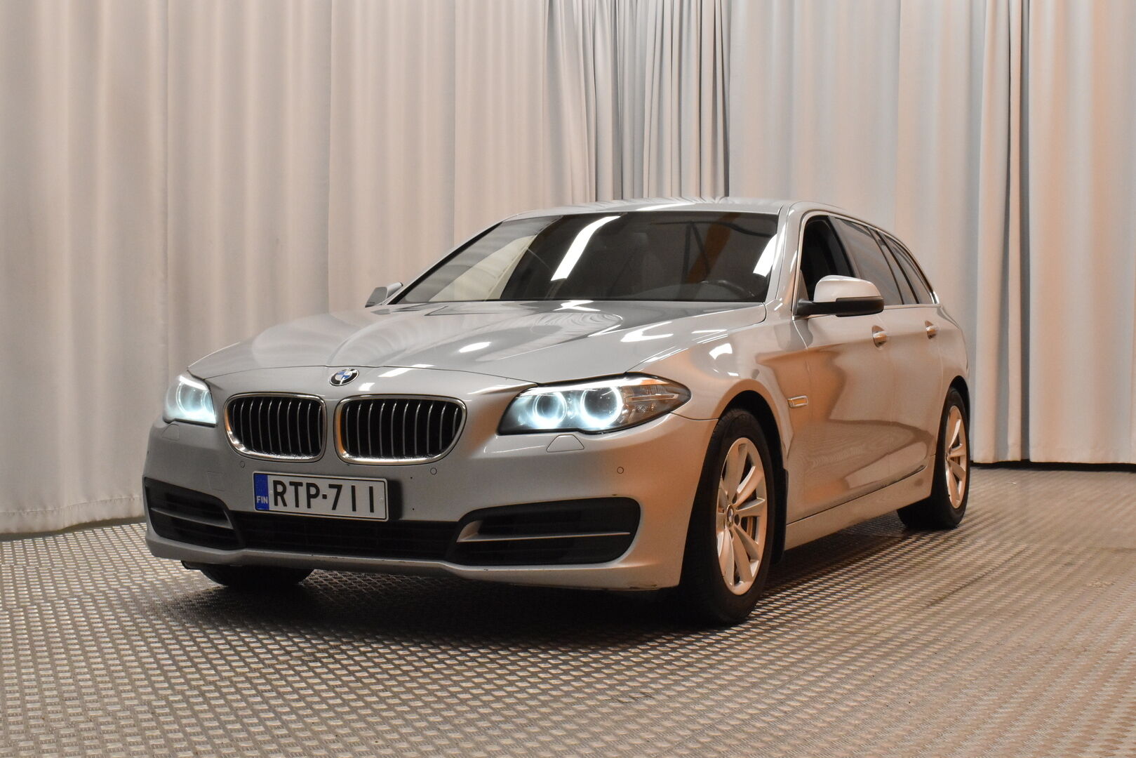 Harmaa Farmari, BMW 520 – RTP-711