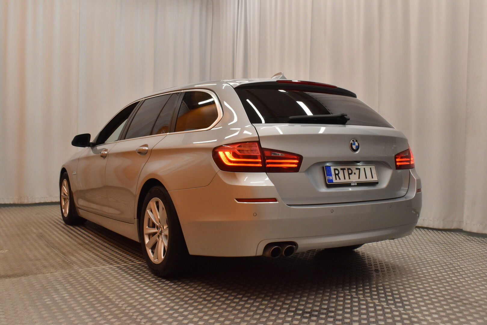 Harmaa Farmari, BMW 520 – RTP-711