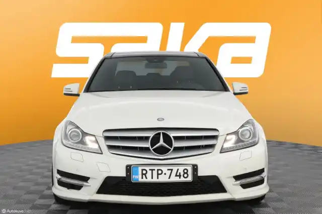 Valkoinen Sedan, Mercedes-Benz C – RTP-748