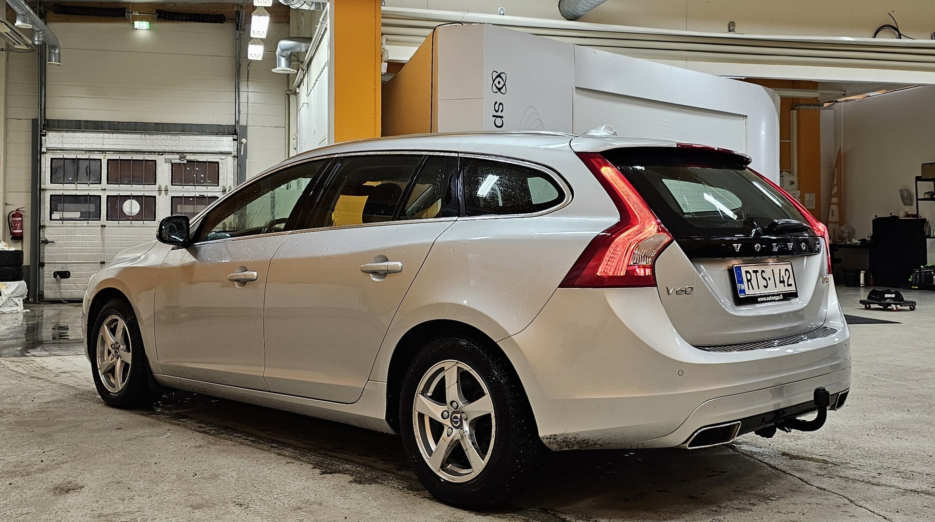 Harmaa Farmari, Volvo V60 – RTS-142