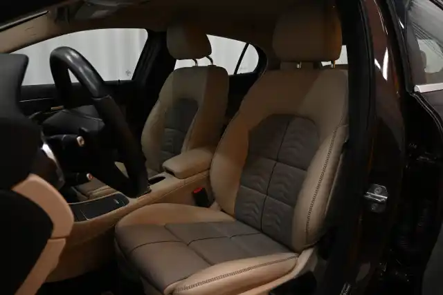 Ruskea (beige) Maastoauto, Mercedes-Benz GLA – RTS-158