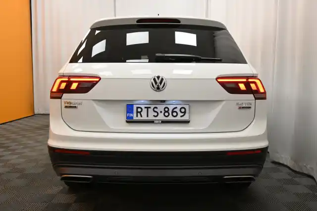 Valkoinen Maastoauto, Volkswagen TIGUAN – RTS-869
