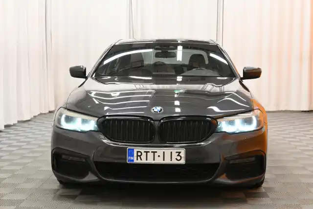 Harmaa Sedan, BMW 520 – RTT-113