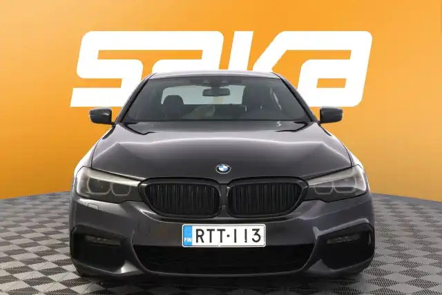 Harmaa Sedan, BMW 520 – RTT-113