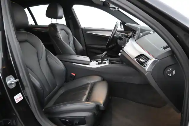 Harmaa Sedan, BMW 520 – RTT-113