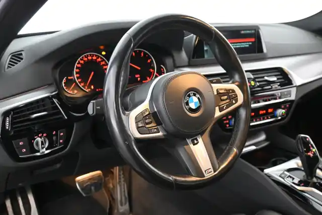 Harmaa Sedan, BMW 520 – RTT-113