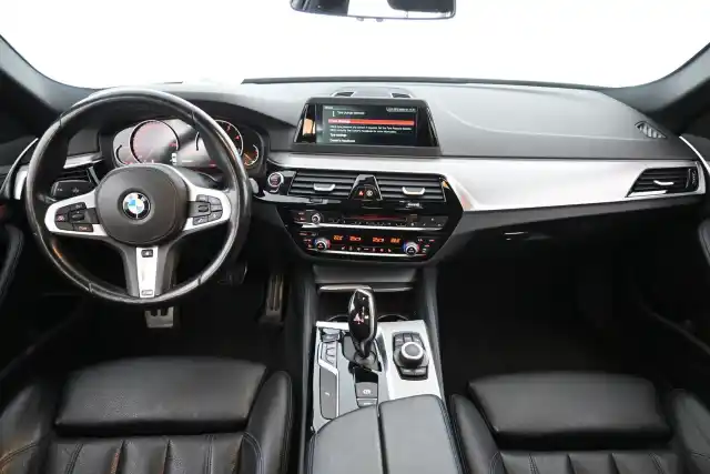 Harmaa Sedan, BMW 520 – RTT-113
