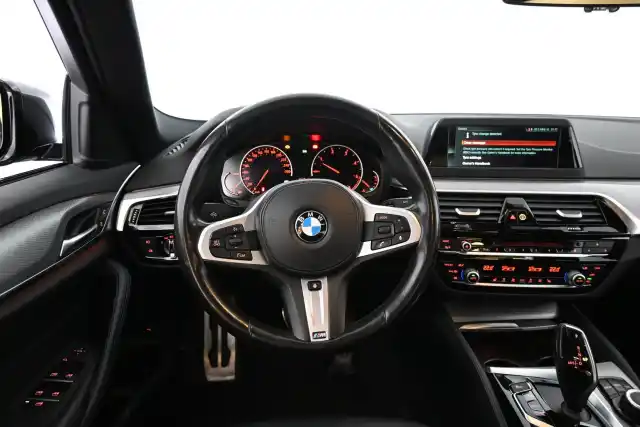Harmaa Sedan, BMW 520 – RTT-113
