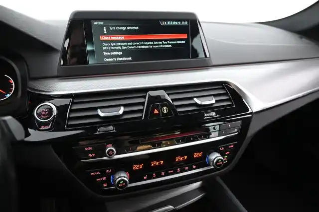 Harmaa Sedan, BMW 520 – RTT-113