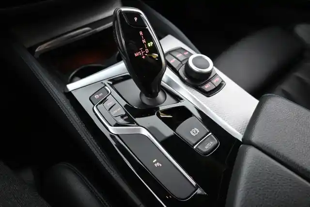 Harmaa Sedan, BMW 520 – RTT-113