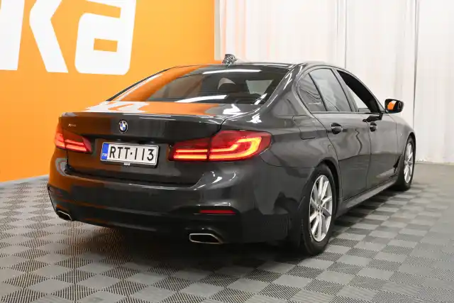 Harmaa Sedan, BMW 520 – RTT-113