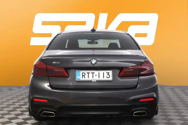 Harmaa Sedan, BMW 520 – RTT-113