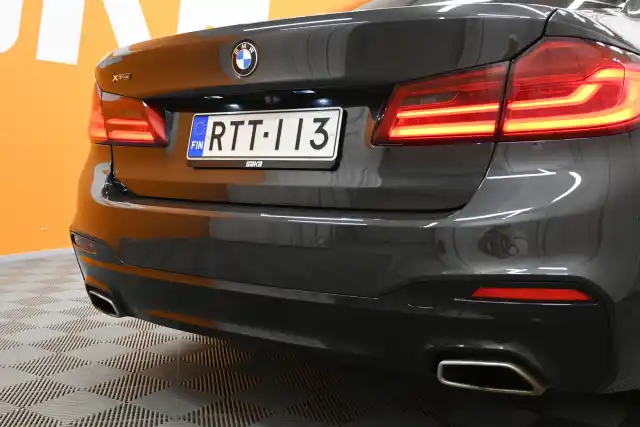 Harmaa Sedan, BMW 520 – RTT-113