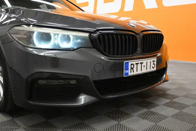 Harmaa Sedan, BMW 520 – RTT-113