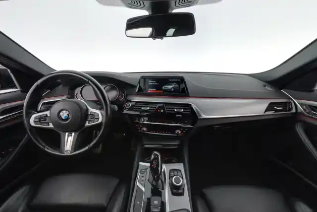 Harmaa Sedan, BMW 520 – RTT-113