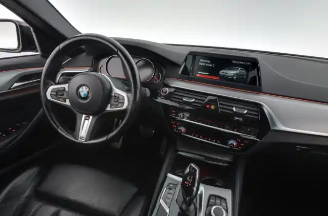 Harmaa Sedan, BMW 520 – RTT-113