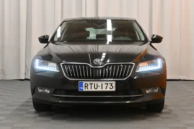 Musta Sedan, Skoda Superb – RTU-173