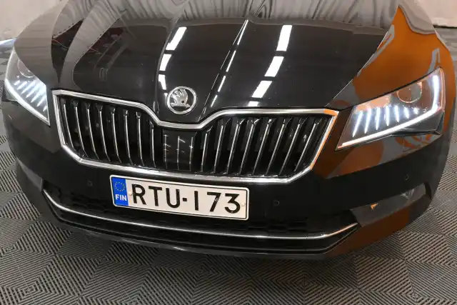 Musta Sedan, Skoda Superb – RTU-173