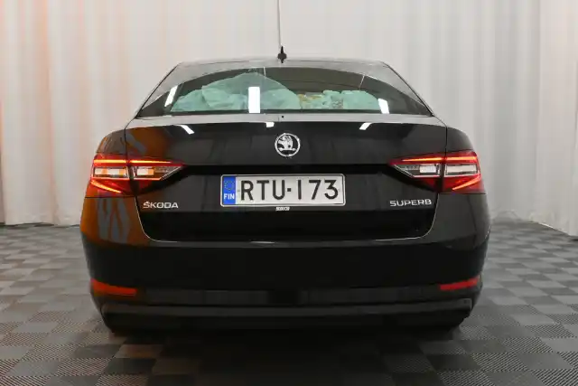 Musta Sedan, Skoda Superb – RTU-173