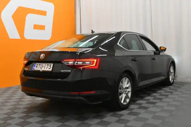 Musta Sedan, Skoda Superb – RTU-173