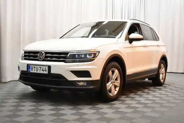 Valkoinen Maastoauto, Volkswagen Tiguan – RTU-744