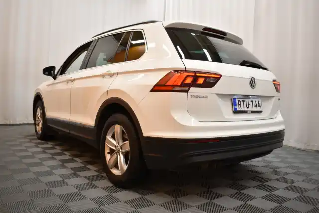 Valkoinen Maastoauto, Volkswagen Tiguan – RTU-744