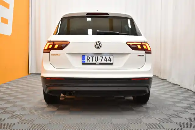 Valkoinen Maastoauto, Volkswagen Tiguan – RTU-744