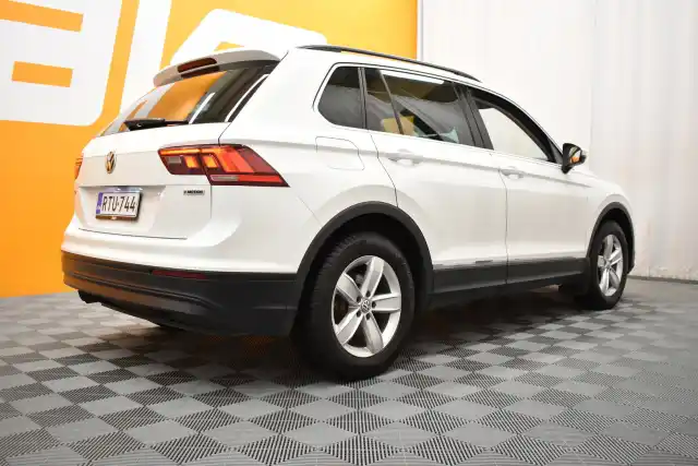 Valkoinen Maastoauto, Volkswagen Tiguan – RTU-744