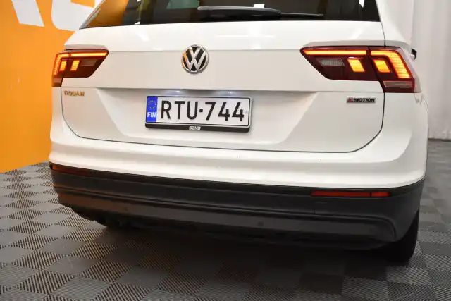 Valkoinen Maastoauto, Volkswagen Tiguan – RTU-744