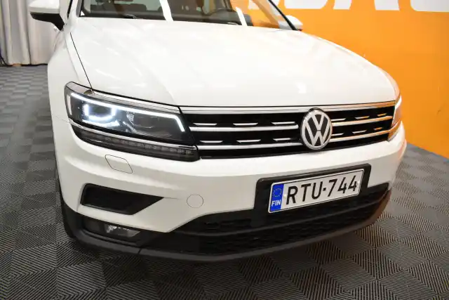 Valkoinen Maastoauto, Volkswagen Tiguan – RTU-744